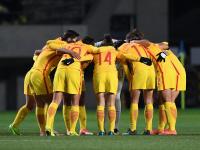 FB体育赛事-足球赛场上女球员们敢于挑战，精彩连连