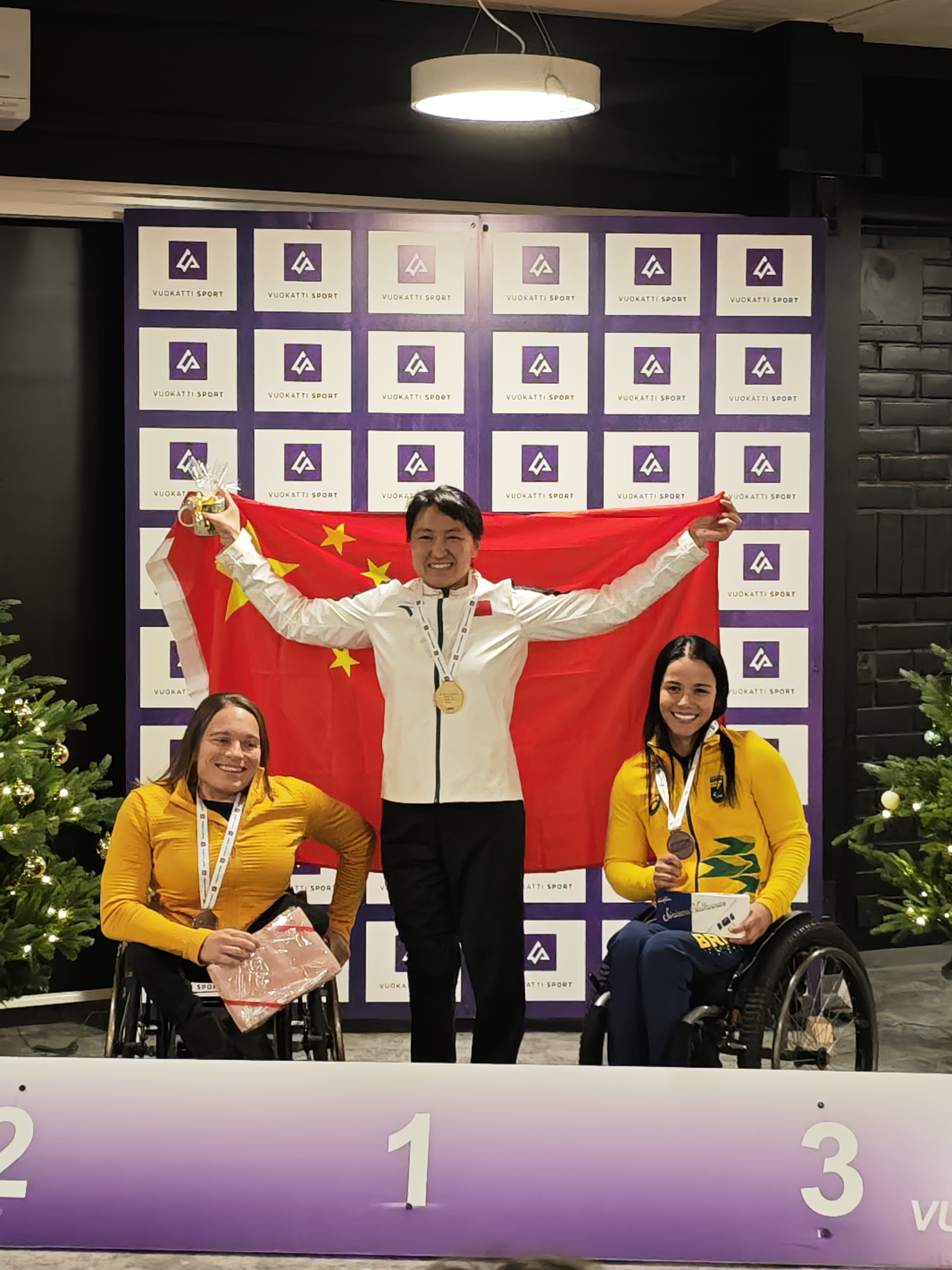 球队连续胜出，登上领奖台接受冠军奖杯的简单介绍