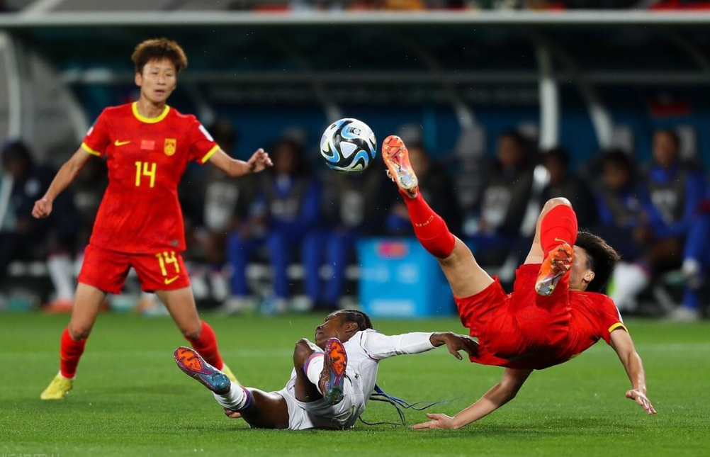 足球赛场上女球员们敢于挑战，精彩连连