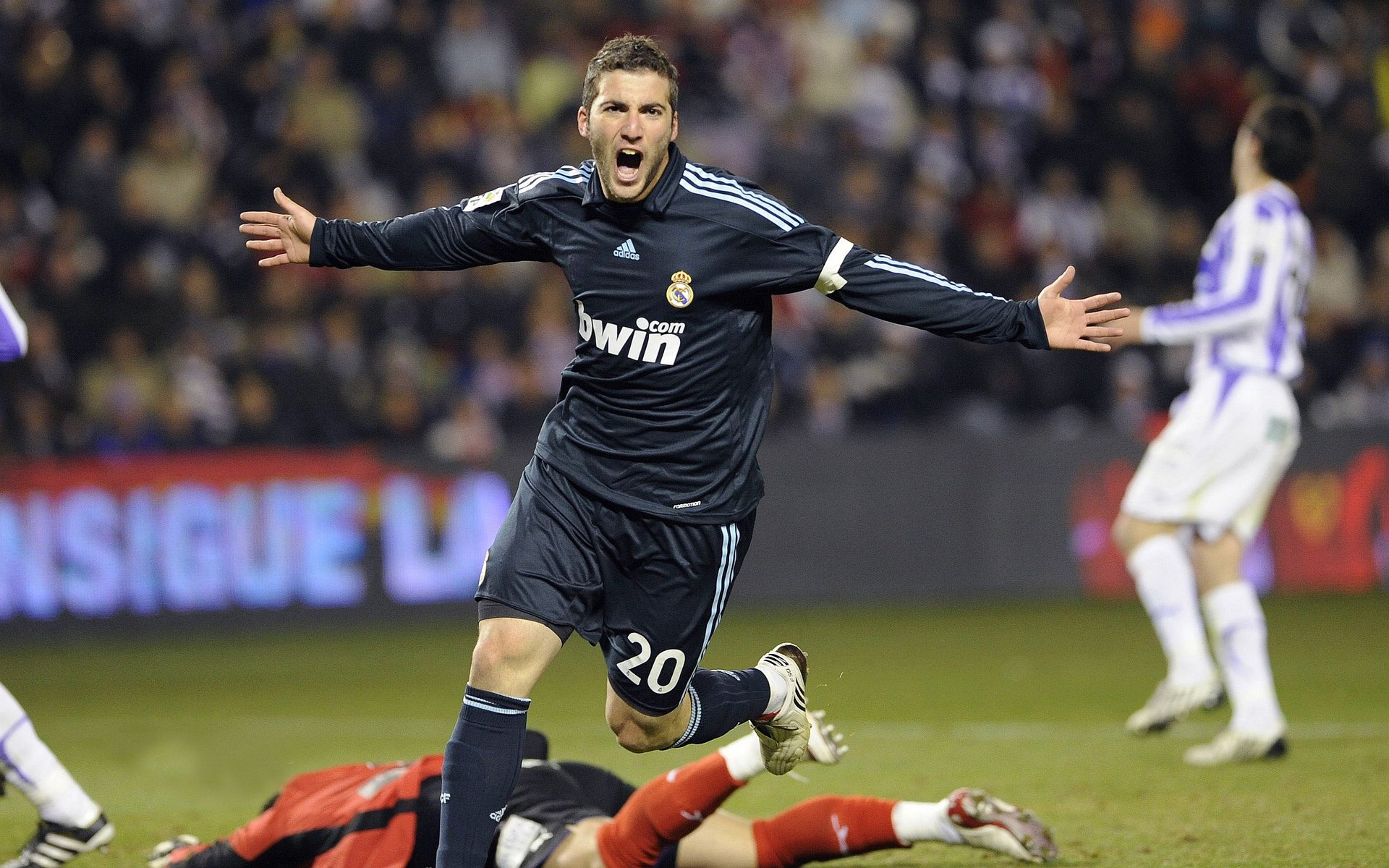 跨界竞技场,当广厦血性遇上英超野心,米切尔的接管时刻