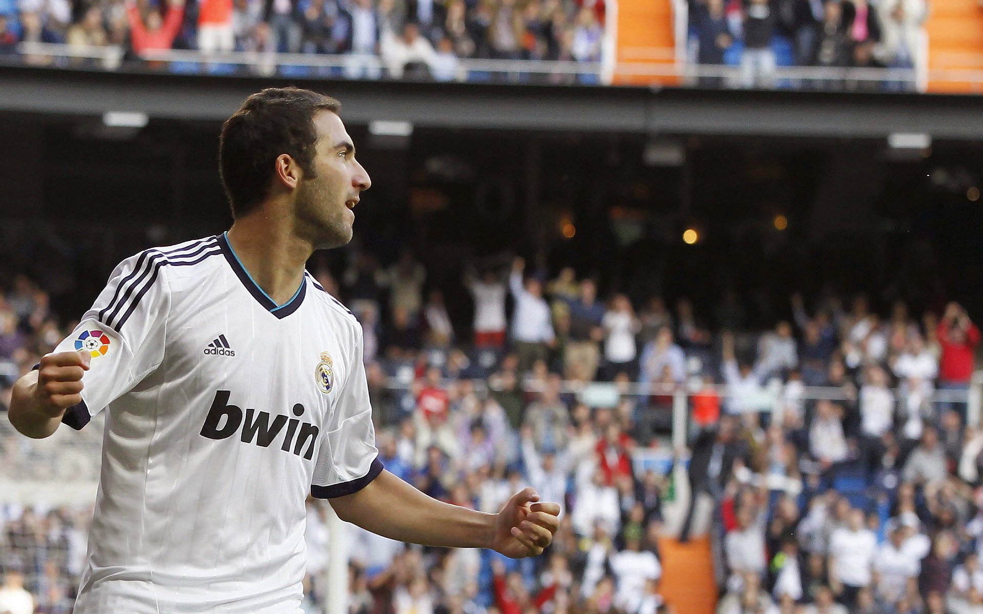 楚阿梅尼之夜，当足球巨星在F1街道赛的轰鸣中定义完美