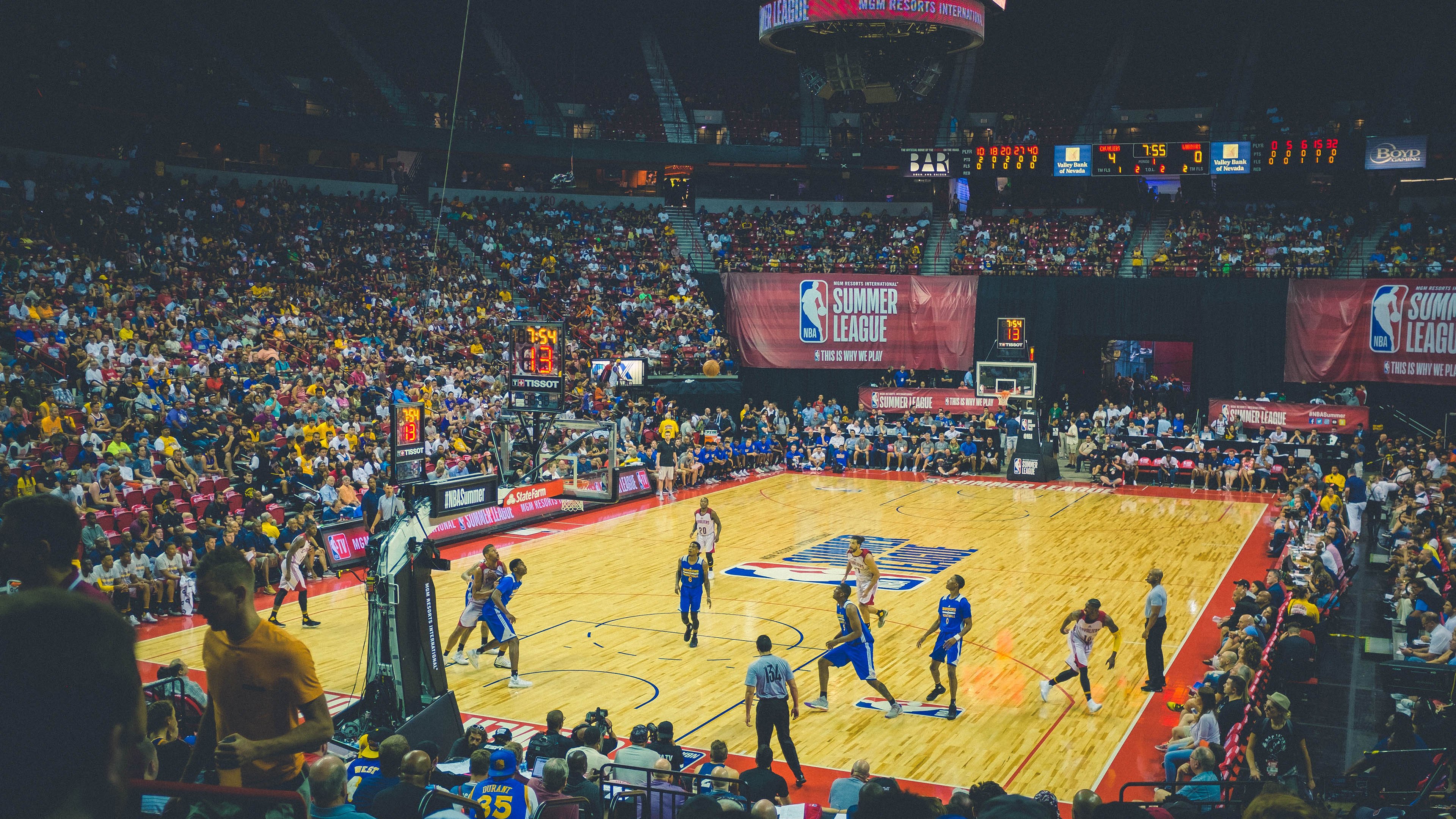 布克完美发挥改写宿命对决,马刺雷霆之战见证新传奇诞生