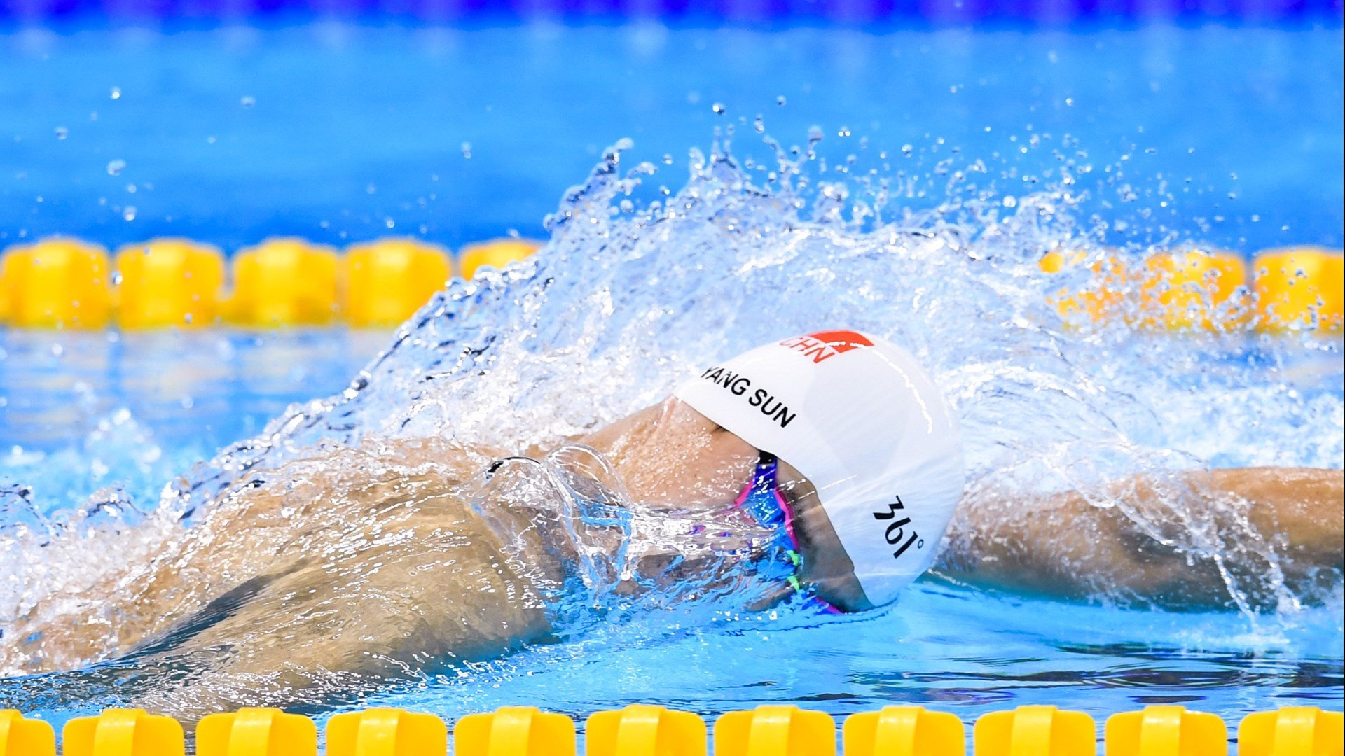 赛道上的颠覆，当迈凯伦碾压梅赛德斯，周冠宇扛起全队的时代已至